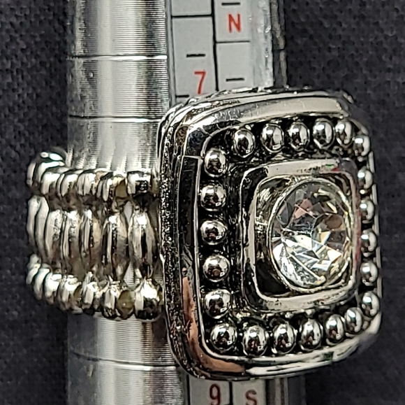 SILVER TONE METAL WITH A LARGE CLEAR RHINESTONE STRETCH RING (COSTUME JEWELRY) - Picture 8 of 9